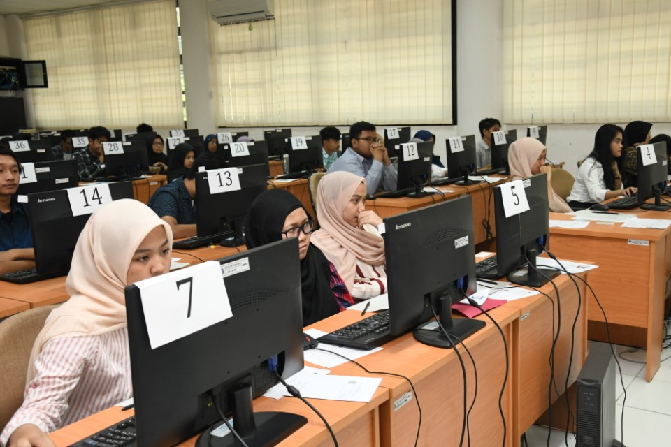 PERSIAPAN: Universitas Mataram mempersiapkan tempat dan infrastruktur UTBK bagi ribuan peserta SNBT.
