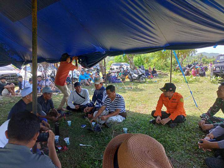 Wakil Bupati Loteng HM Nursiah menemui keluarga dokter Lalu Wisnu di lokasi kejadian tenggelamnya perahu, Pantai Lancing, Kecamatan Praya Barat, Minggu (21/4).
