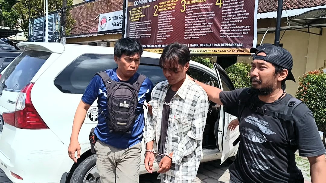 Komang Astika (tengah), pria yang menikam mantan istrinya hingga tewas menyerahkan diri ke Polsek Sandubaya dan dibawa ke Polresta Mataram, Senin (22/4).