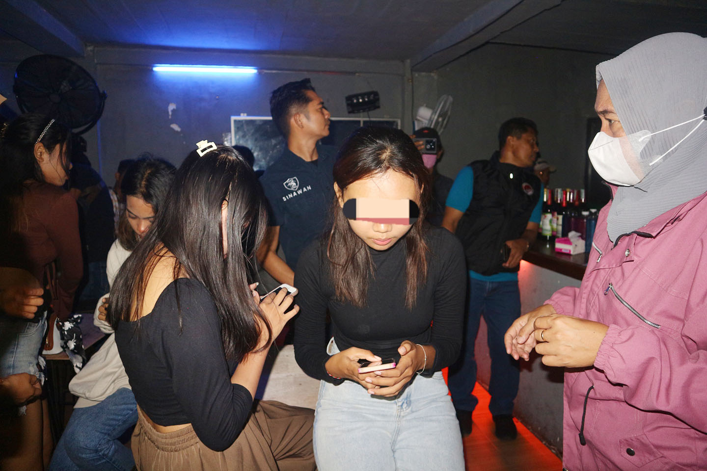 Tim PPA Satreskrim Polresta Mataram saat melakukan razia di salah satu kafe tuak berkedok warung makan, Sabtu malam (20/4).