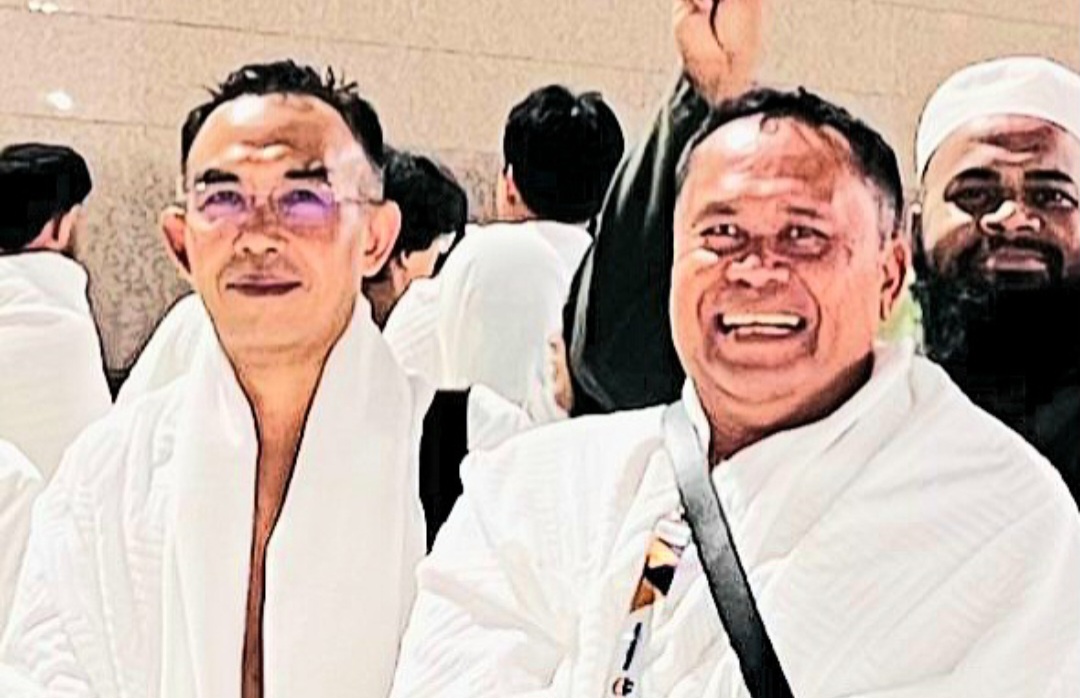 DINILAI COCOK: Wakil Wali Kota Mataram TGH Mujiburrahman (kiri) saat melaksanakan ibadah umrah dengan Haji Edy Sofyan.