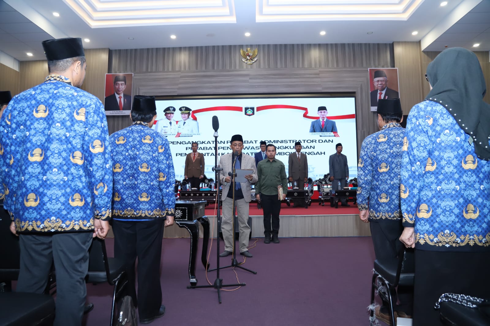 Bupati Loteng Lalu Pathul Bahri saat melantik 192 pejabat eselon 3 dan 4 beberapa waktu lalu. Sebelum akhirnya, SK pelantikan tersebut dicabut.