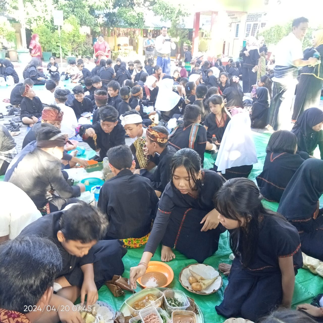 NIKMATI HIDANGAN: Murid SDN 19 Cakranegara menikmati hidangan Lebaran Topat di sekolah setempat, Sabtu (20/4) lalu.
