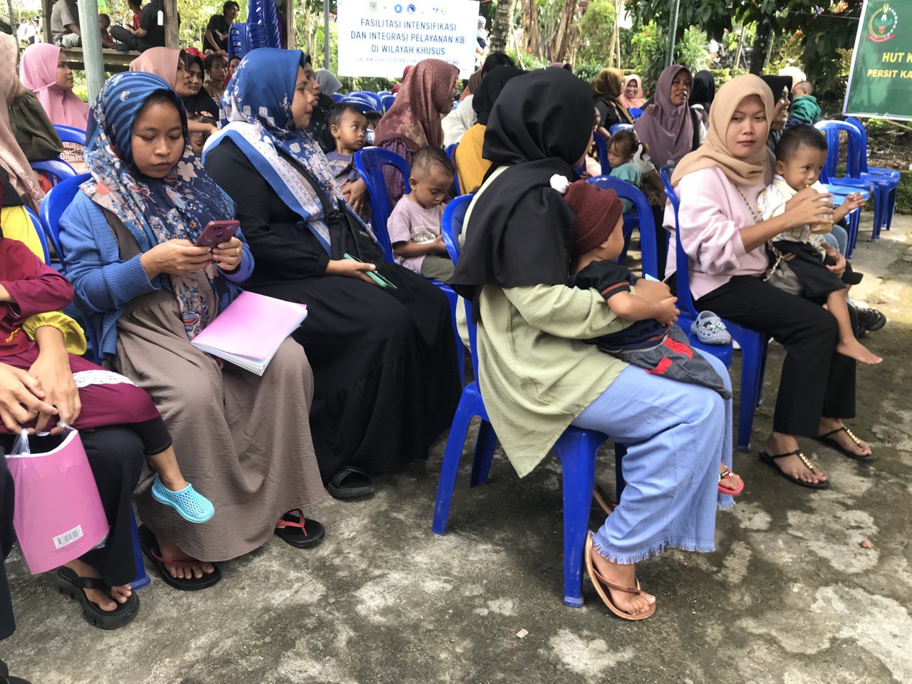 PERIKSA: Beberapa ibu memeriksakan kesehatan anak di Posyandu, belum lama ini.