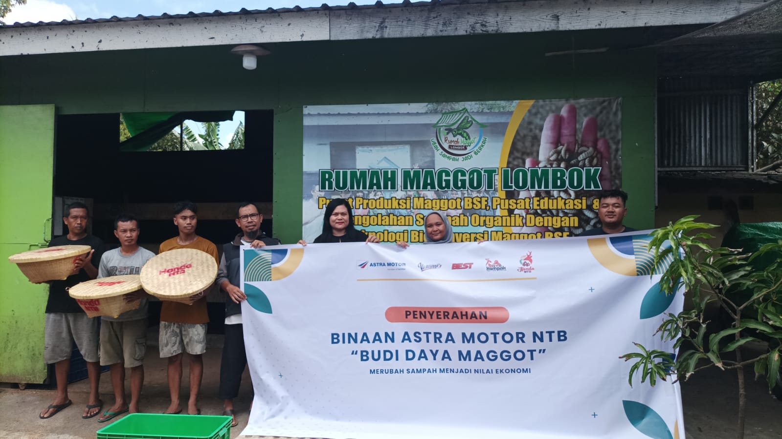 KOLABORASI: Manajemen Astra Motor NTB saat berkunjung ke budi daya maggot, beberapa waktu lalu.
