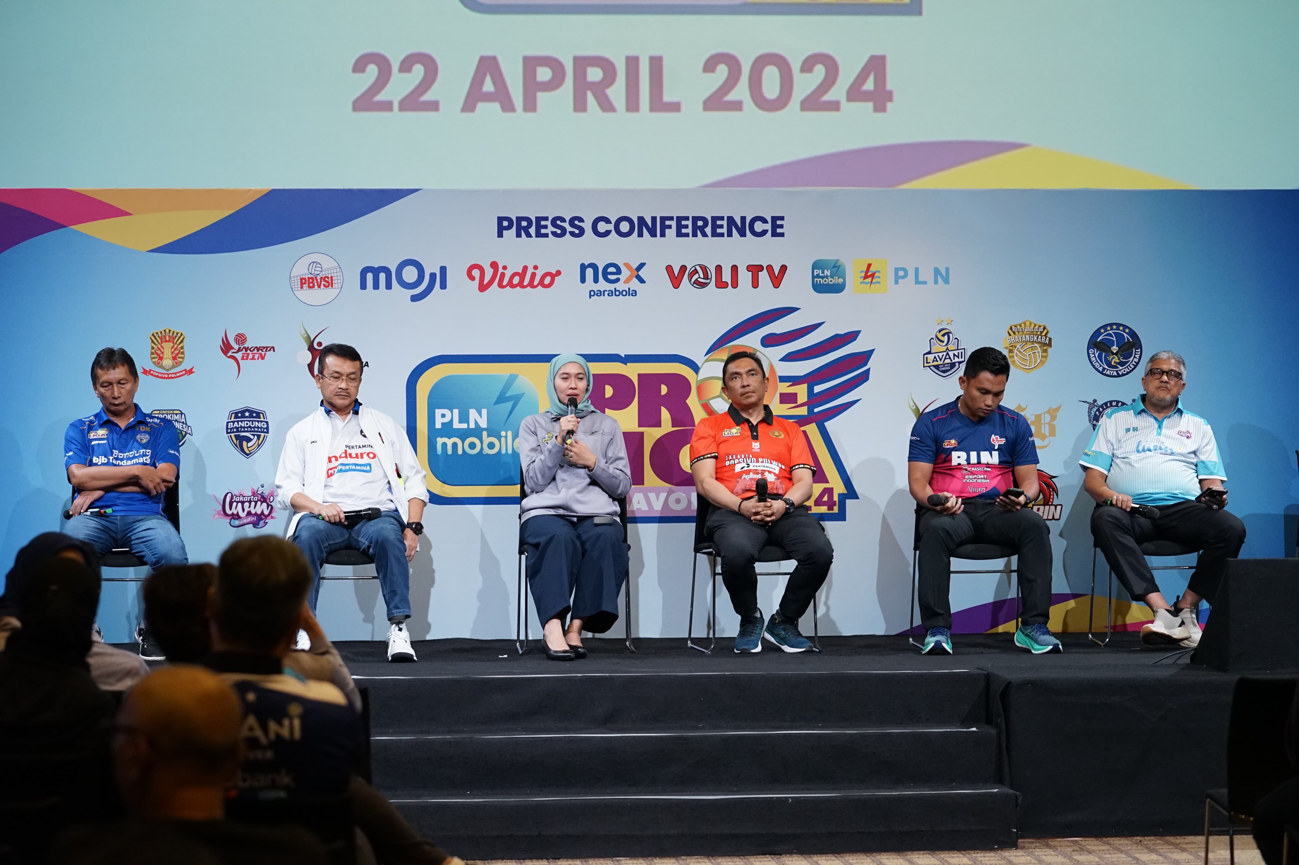 Ketua Umum Tim Jakarta Elektrik PLN Arsyadany G. Akmalaputri (tiga dari kiri) bersama perwakilan manajer tim peserta PLN Mobile Proliga 2024 sektor putri menyampaikan kesiapan tim untuk berlaga.