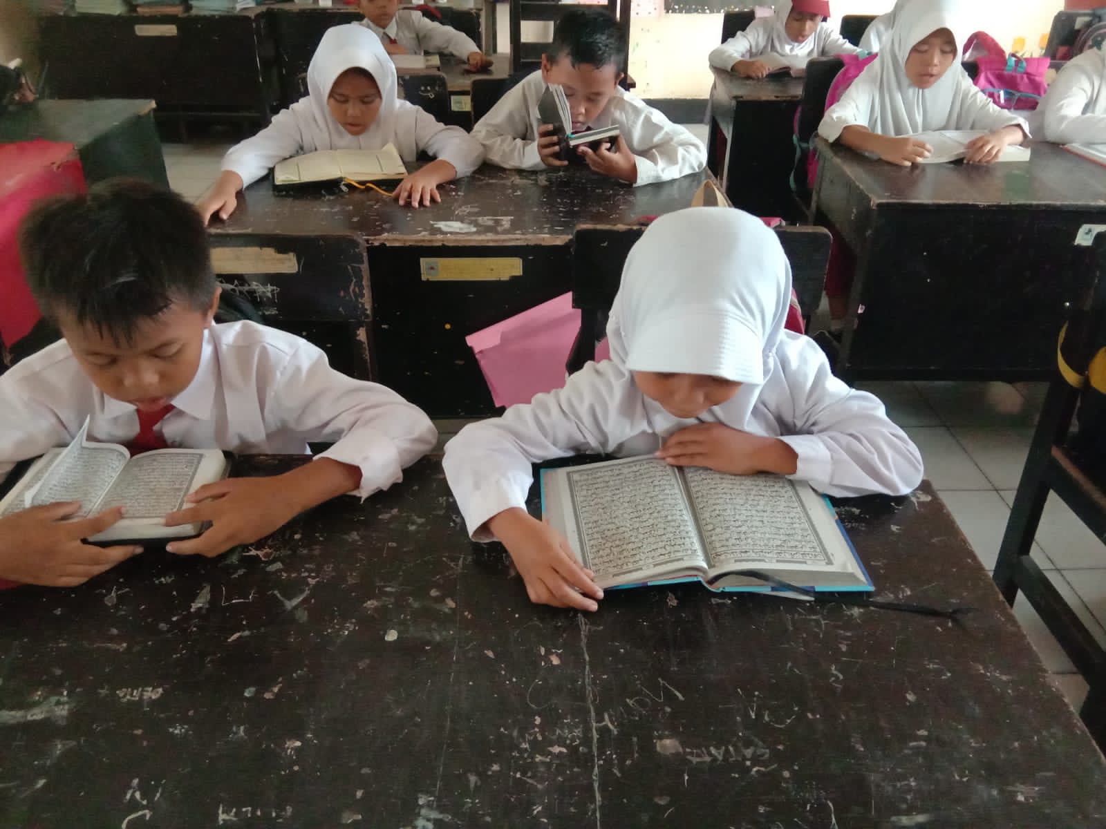 MENGAJI: Murid SDN 42 Cakranegara membaca Alquran di sekolah setempat, belum lama ini.