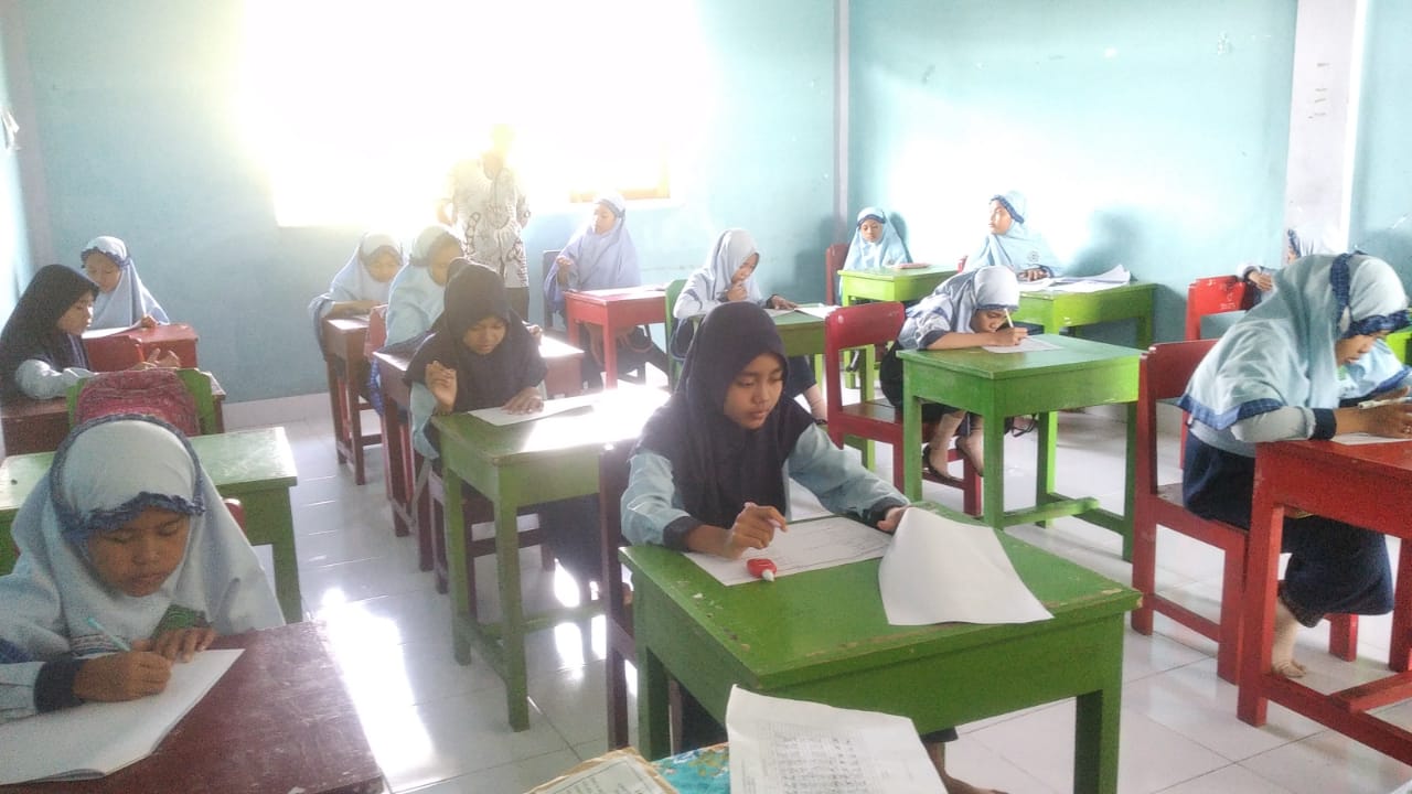 SERIUS: Murid SDIT Al-Wildan Mendagi Gerung melaksanakan kegiatan belajar mengajar di sekolah setempat, belum lama ini.