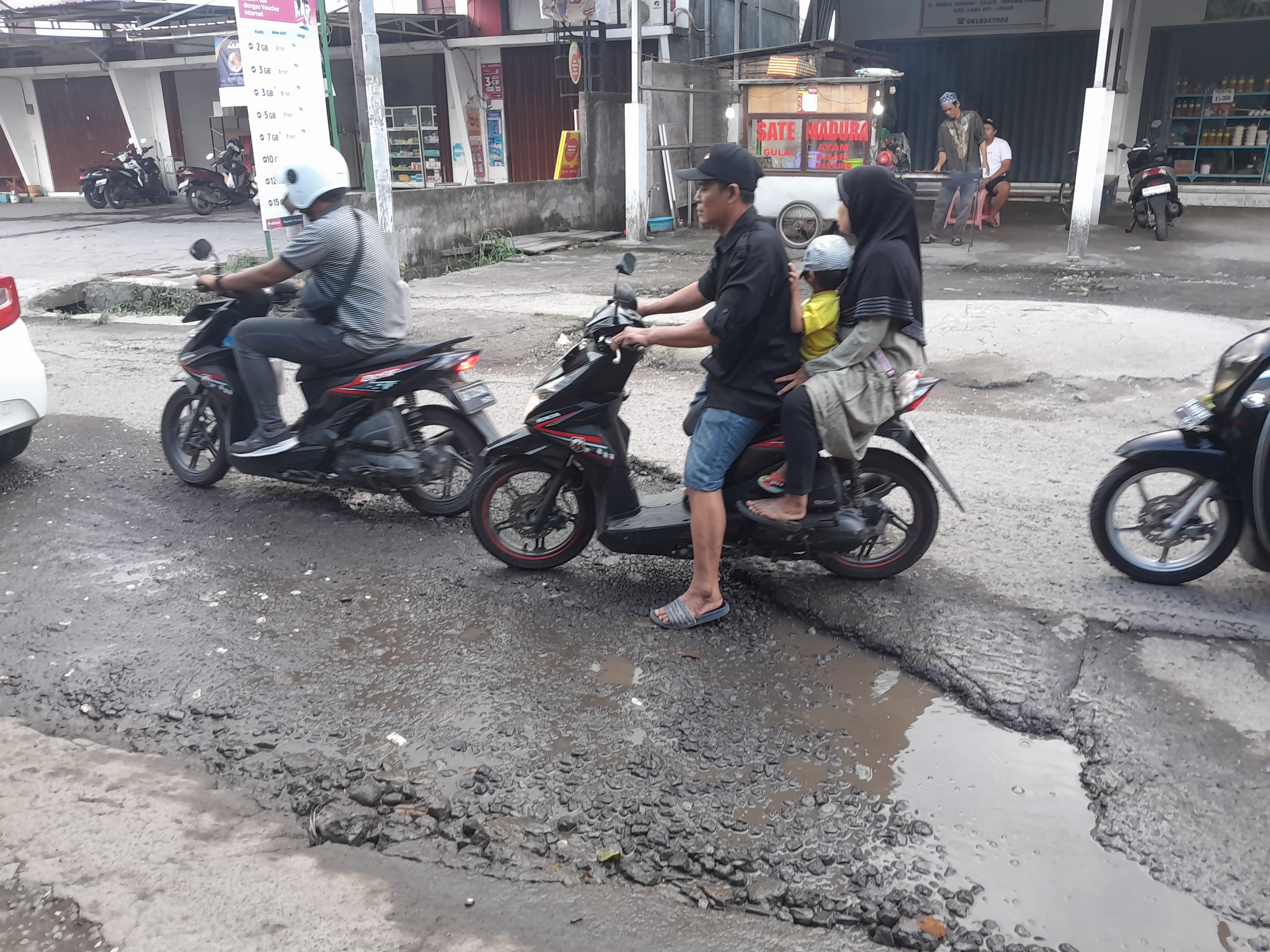 BERKUBANG : Jalan rusak yang ada di Terong Tawah, Labuapi dikeluhkan warga.