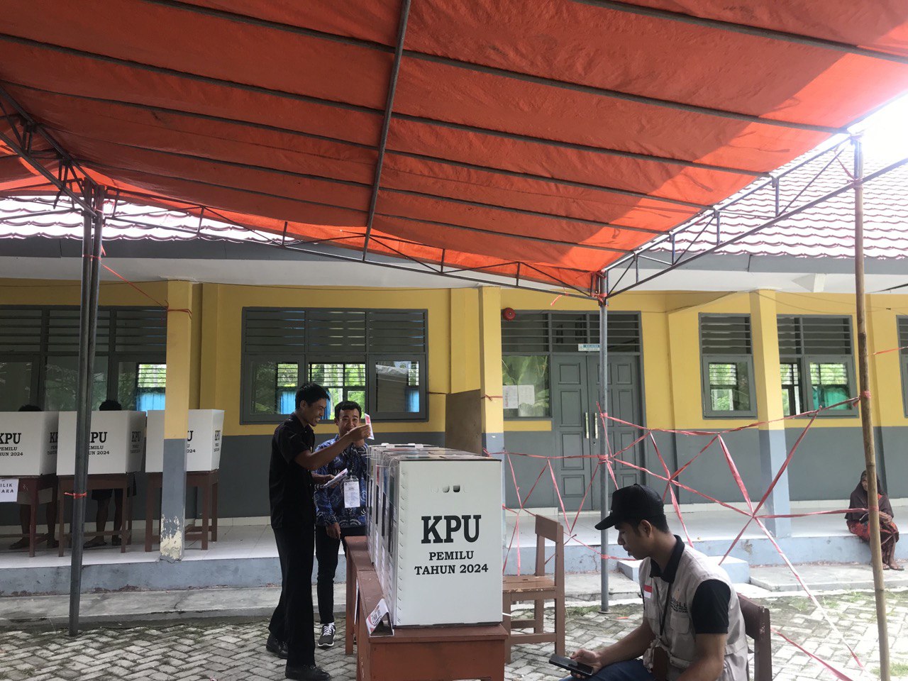 SALURKAN SUARA: Warga Pemenang saat menyalurkan hak suara pada Pemilu, beberapa waktu lalu.