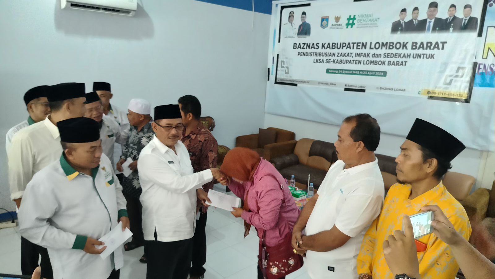 Pj Bupati Lobar Ilham bersama Ketua Baznas Lobar TGH.M.Taisir saat menyerahkan bantuan kepada LKSA di kantor Baznas Lobar,  Selasa (23/4)