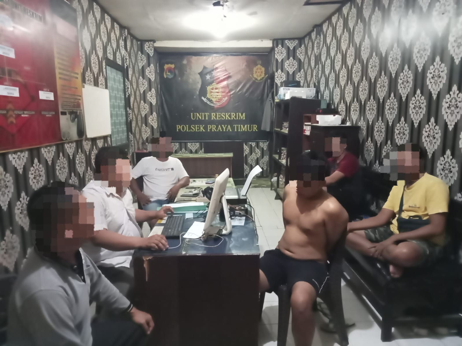 Satu terduga penjambret inisial J (23 tahun) diamankan polisi karena merampaa ponsel milik kurir ekspedisi.