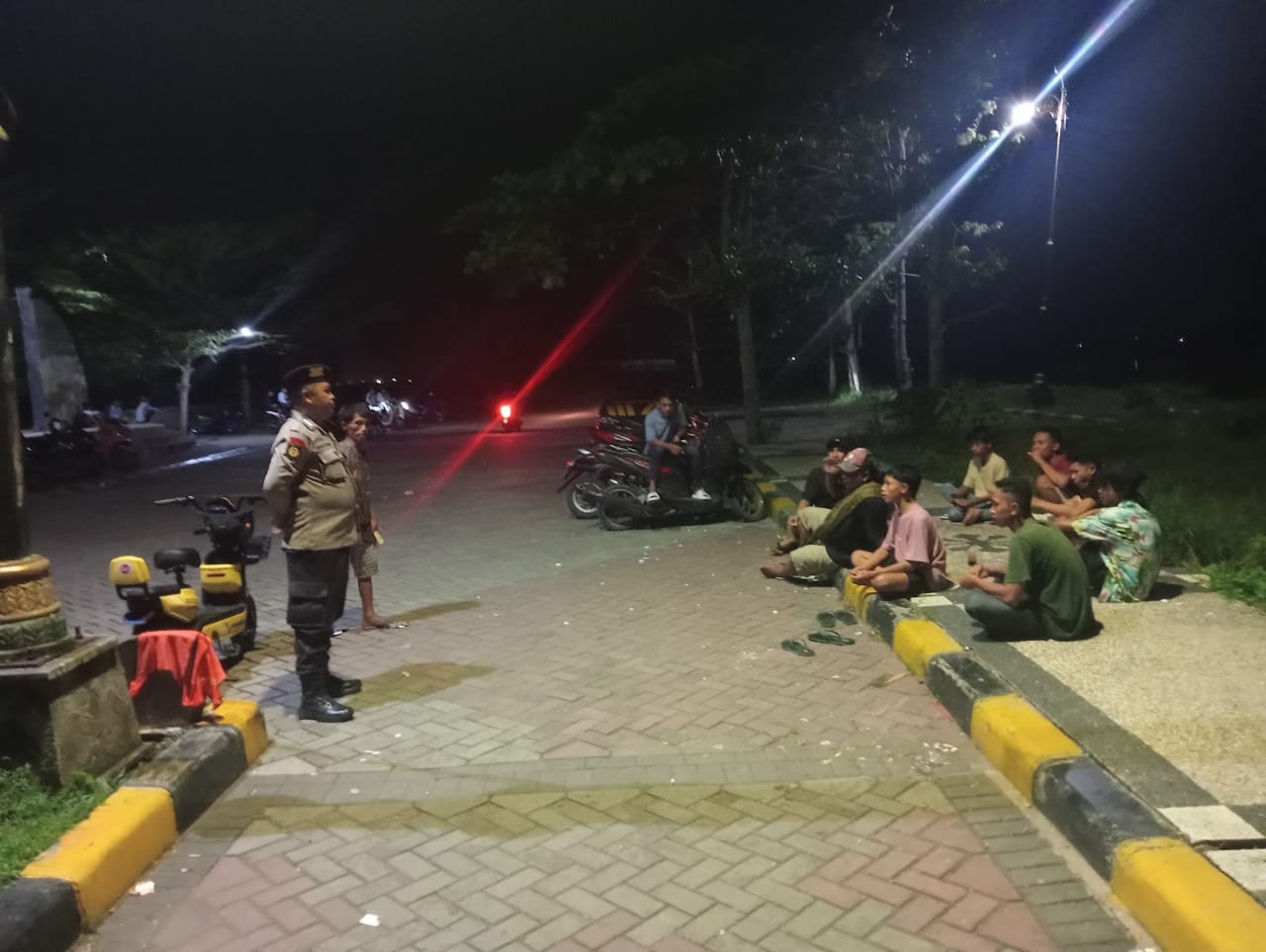 Petugas kepolisian tingkatkan patroli malam di Kota Praya, Lombok Tengah.