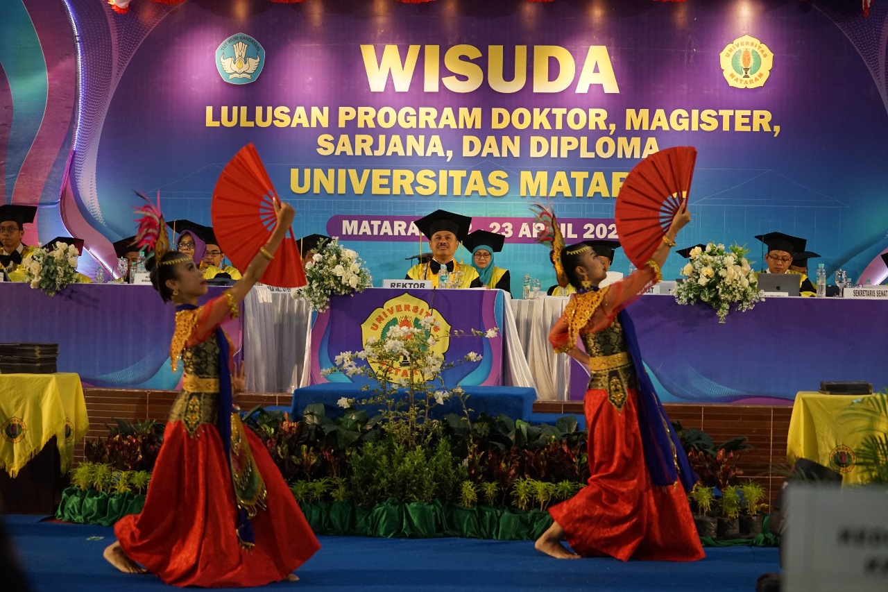 WISUDA: Rektor Unram Prof Bambang Hari Kusumo (tengah) pada acara wisuda periode April di Auditorium M Yusuf Abubakar, Senin (22/4) lalu.