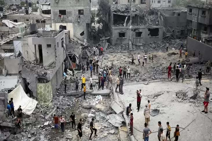Personel darurat dan warga Palestina memeriksa kerusakan akibat serangan Israel, menyusul serangan mendadak Hamas, di kamp pengungsi Beach, di Kota Gaza, October 9, 2023. (foto: REUTERS)