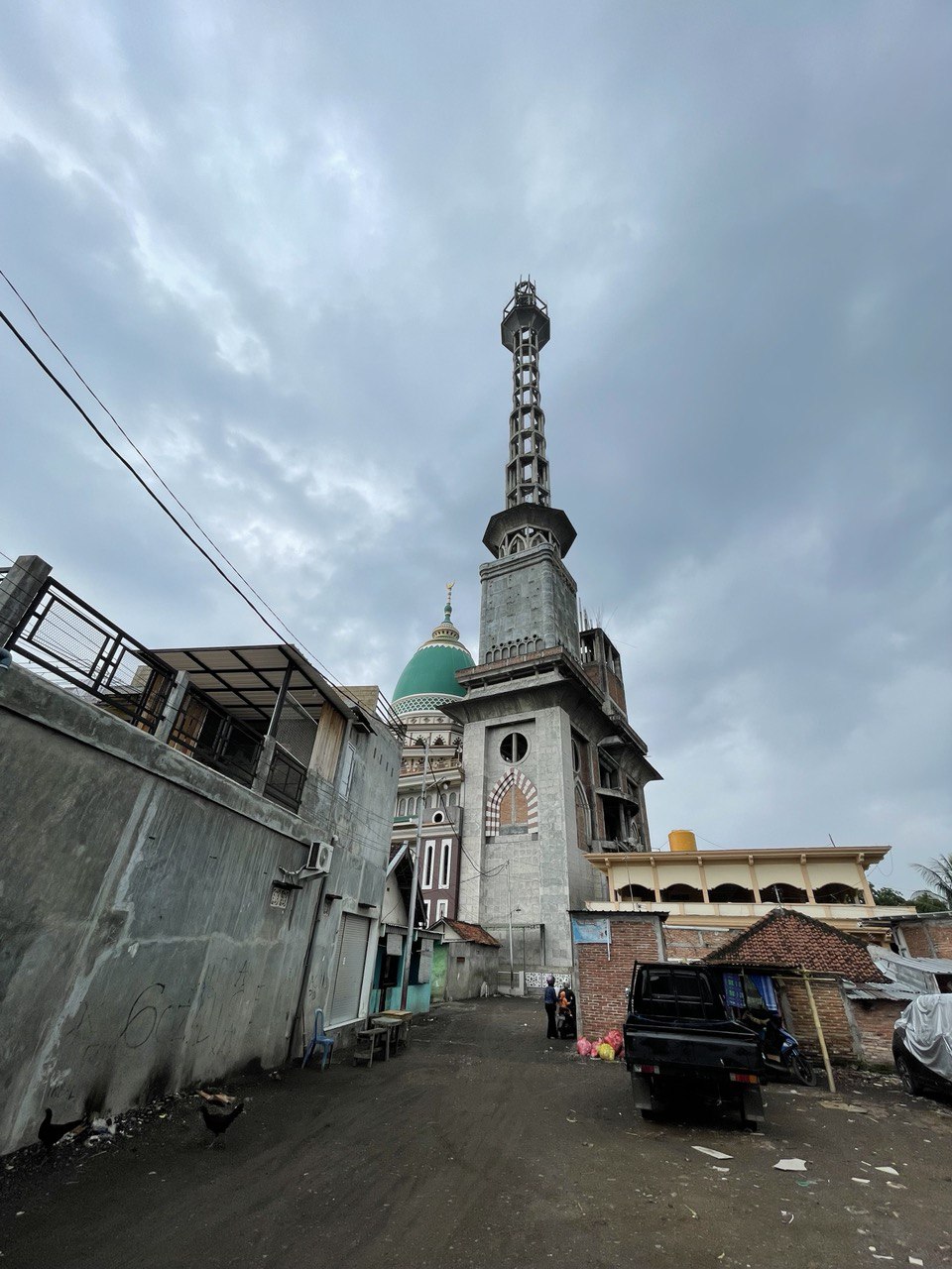 Jamaah menghadapkan hati dan pikiran pada Sang Pencipta. Larut dalam ibadah yang nikmat hingga salam penutup salat.