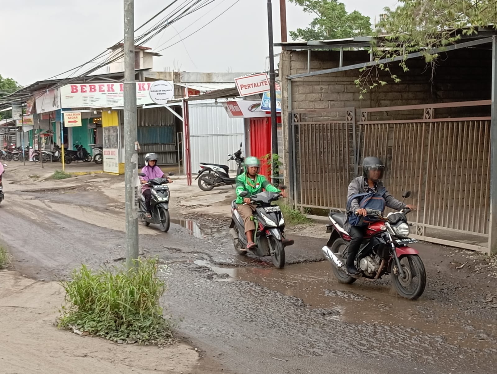 JALAN RUSAK : Sejumlah pengendara melintasi jalan rusak yang ada di Terong Tawah, Labuapi, beberapa waktu lalu.