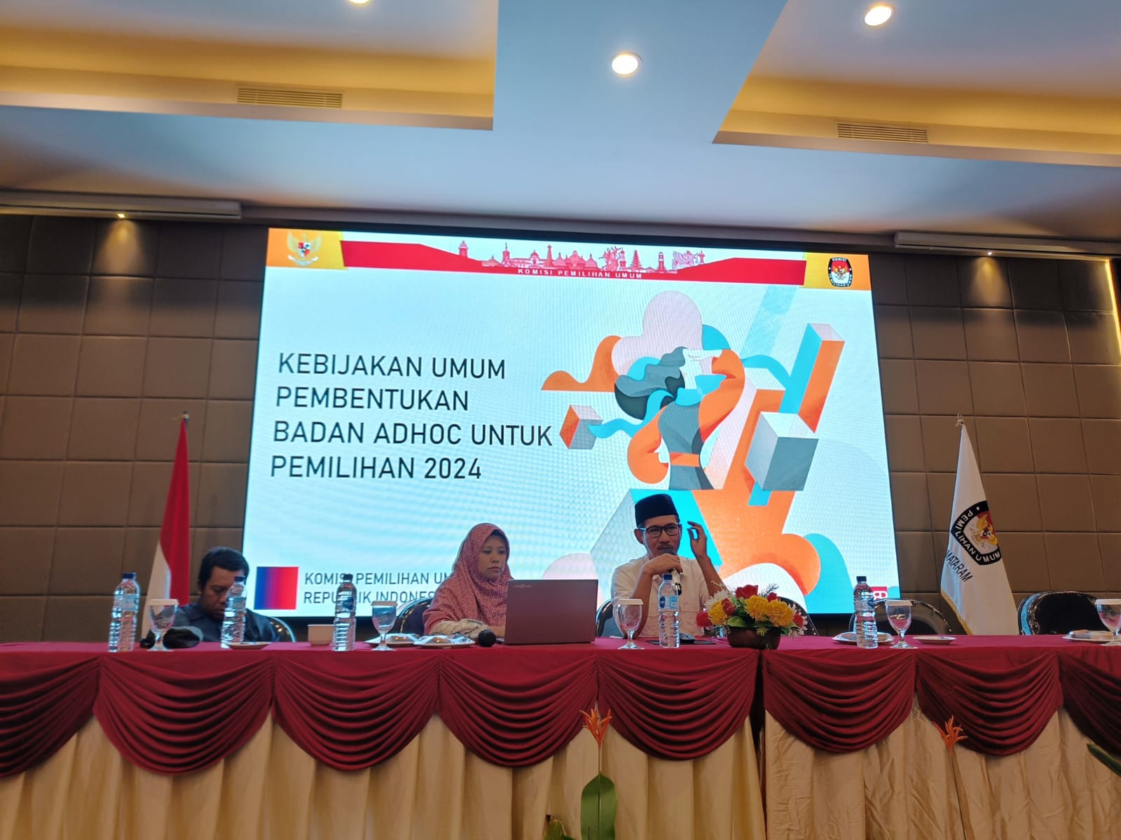 SOSIALIASI: Anggota KPU Kota Mataram Muslih Suaib saat menjelaskan tata cara pendaftaran anggota PPK dan PPS.