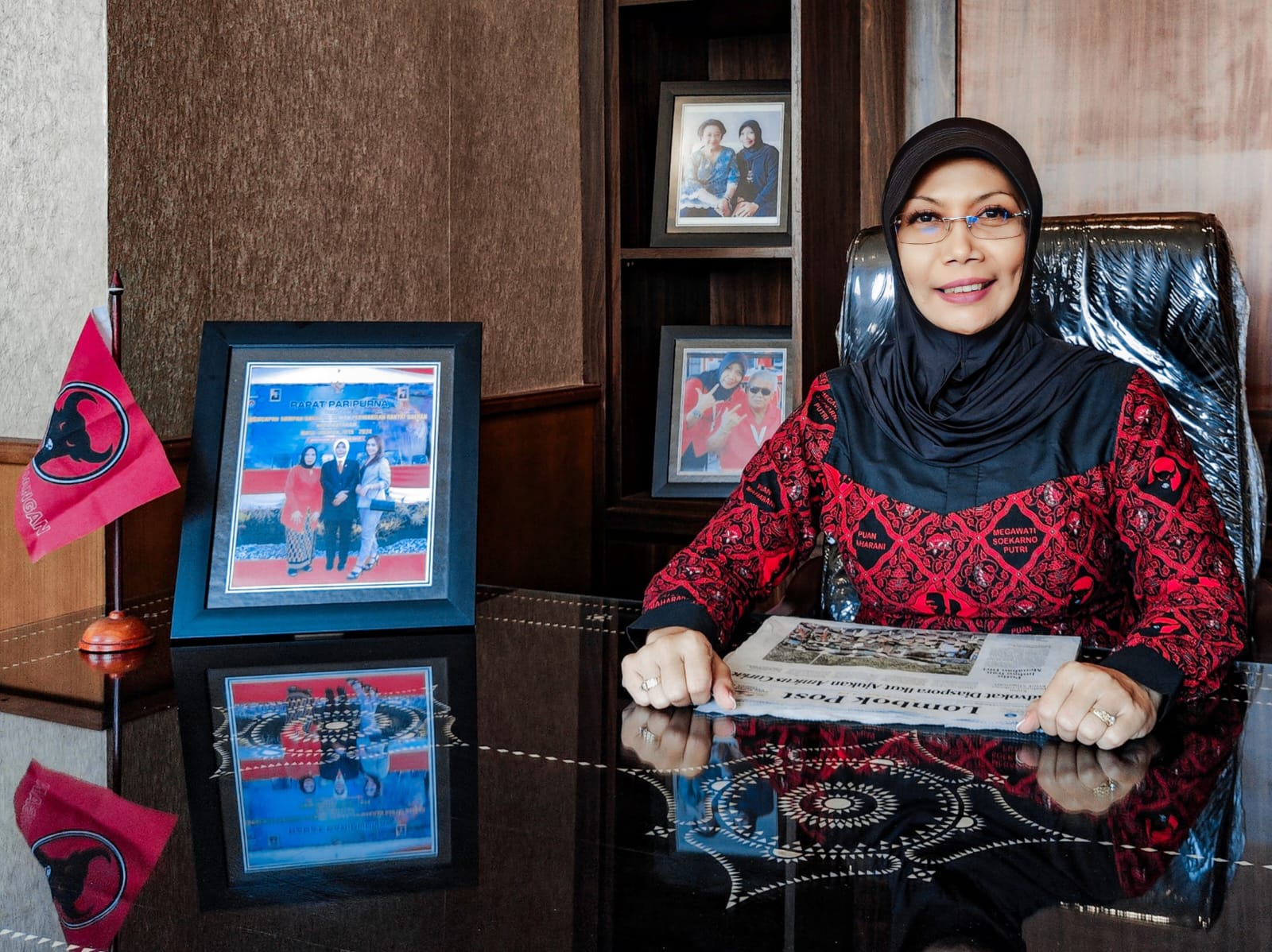 SOSOK INSPRIATIF: Nyayu Ernawati memperlihatkan foto tokoh yang menginspirasinya seperti, Ketua Umum PDI Perjuangan Megawati Soekarnoputri, Ketua DPD PDI Perjuangan NTB H Rachmat Hidayat dan keluarga.