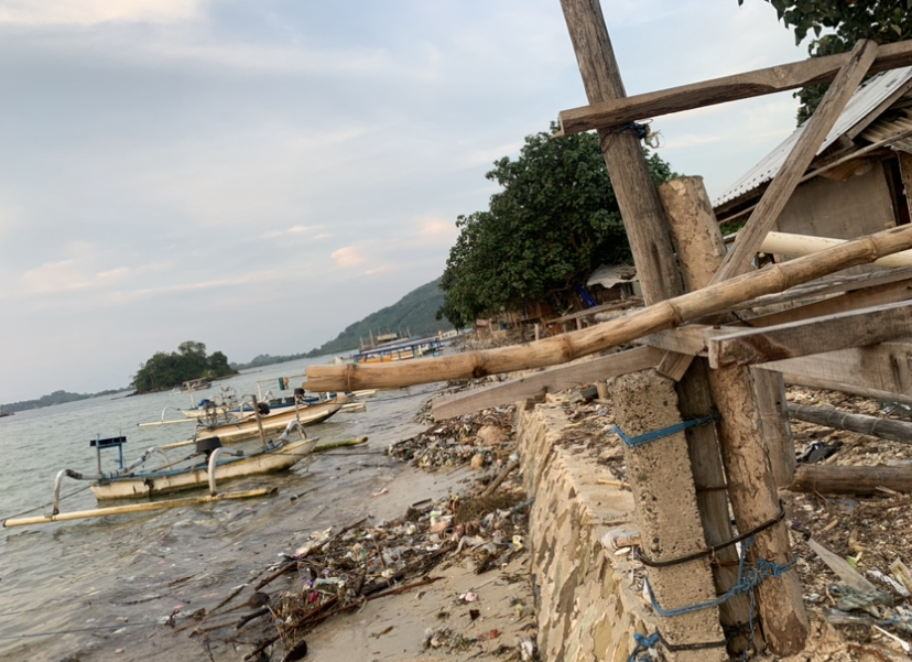 BERSERAKAN : Sampah yang ada di tepian pantai menuju ke tiga gili di Sekotong