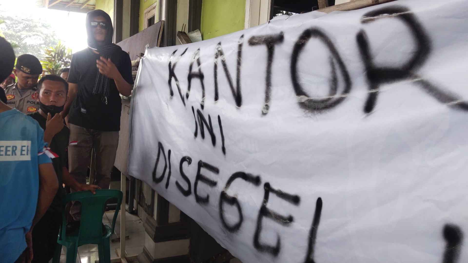 USUT TUNTAS: Ribuan warga menyegel kantor Desa Barabali, Kecamatan Batukliang, kemarin (25/6). Tuntut kepala desa mundur dari jabatan atas dugaan kasus korupsi beras bantuan pangan.