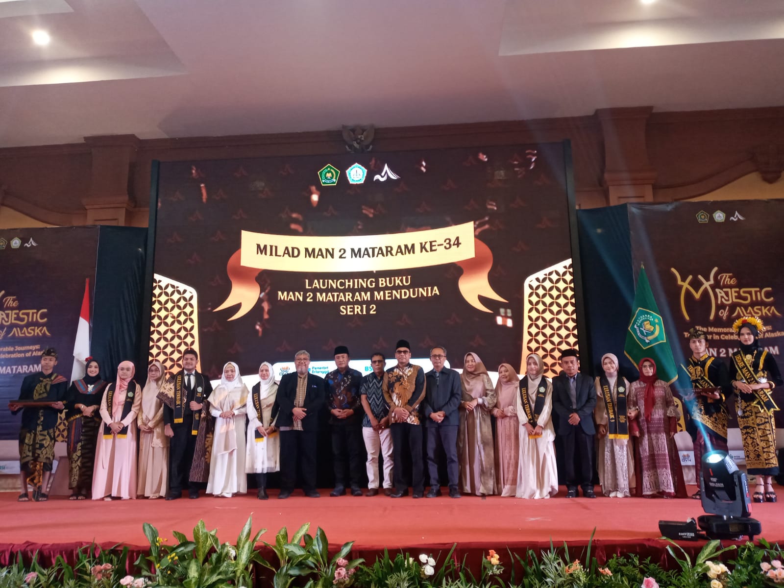 Kakanwil Kemenag NTB H Zamroni Azis dan jajarannya foto bersama siswa berprestasi MAN 2 Mataram.