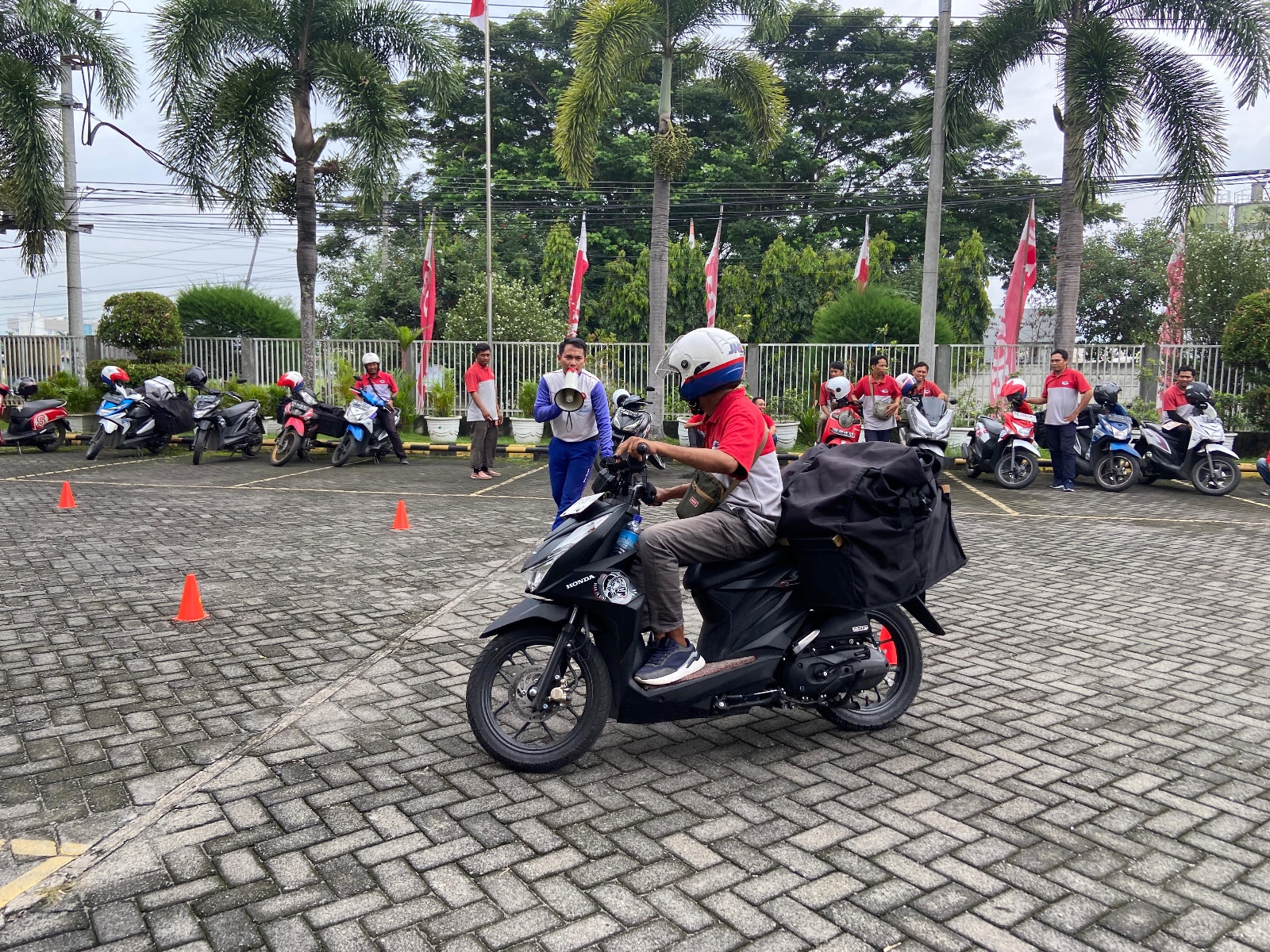Edukasi safety riding dari untuk karyawan JNE