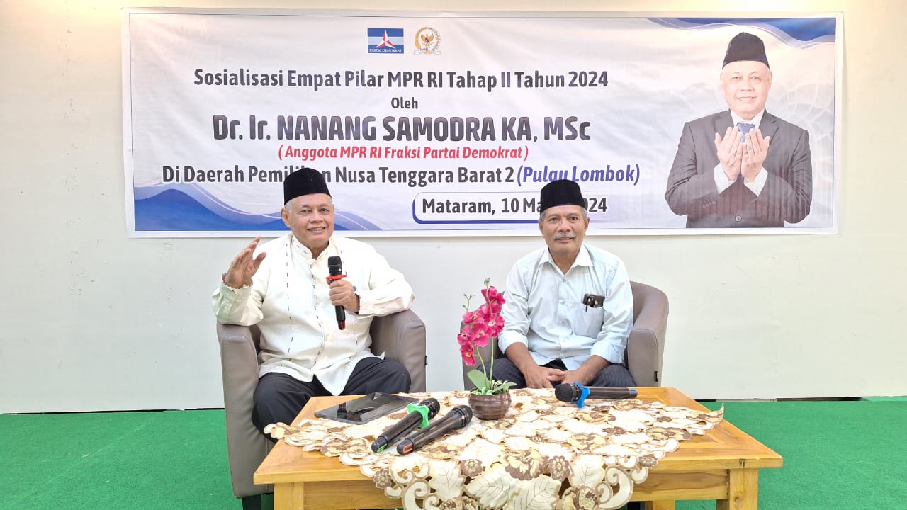 Anggota MPR RI H Nanang Samodra (kiri) saat sosialisasi empat pilar MPR, di Mataram, beberapa waktu lalu.