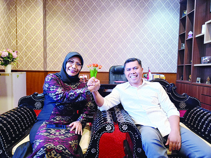 DEAL: Nyayu Ernawati dan Abd Rahman berpegangan tangan, mengisyaratkan kekompakan hadapi Pilkada Serentak 2024, kemarin (22/4).