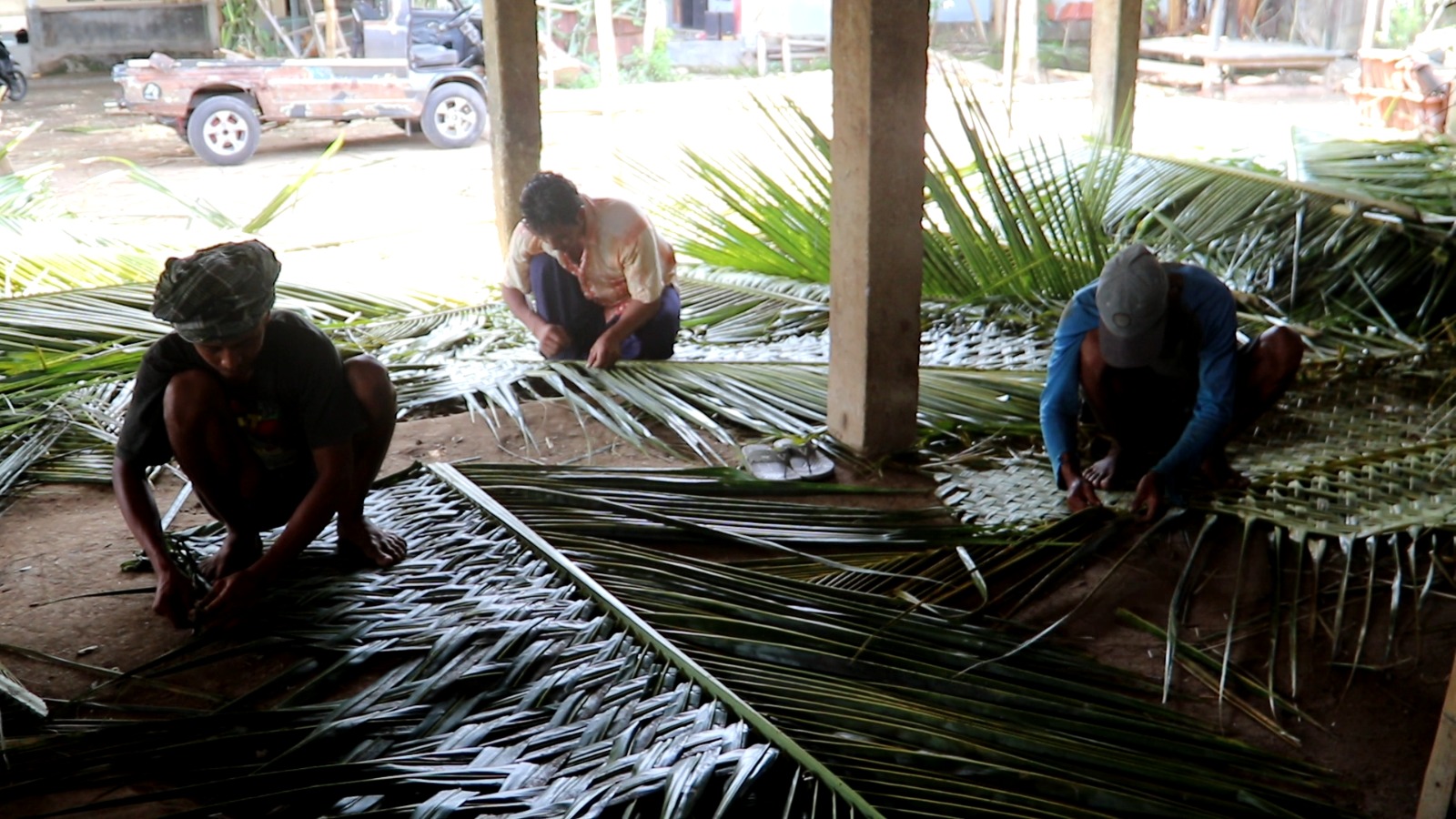 Sejumlah warga bergotong royong membuat kelansah atau atap tenda dari daun kelapa yang dianyam untuk dipasang dirumah calon jamaah haji, di Dusun Embung Duduk, Desa Labulia, Kecamatan Jonggat, Loteng.