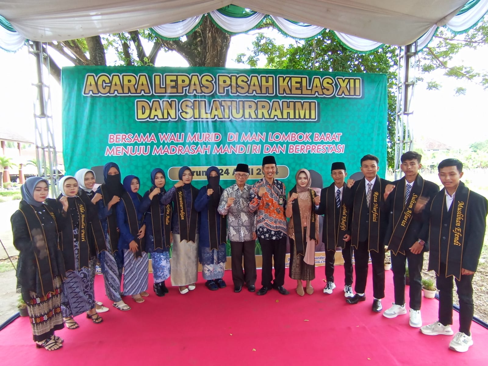 PELEPASAN: Kepala MAN  Lobar H Abdul Azis Faradi dan komite bersama siswa berprestasi pada acara pelepasan siswa kelas akhir di madrasah setempat, Rabu (24/4) lalu.