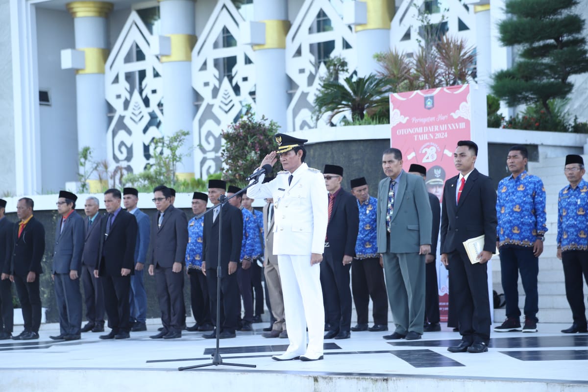 OTONOMI DAERAH: Wakil Bupati Loteng HM Nursiah memimpin upacara Otonomi Daerah ke-28 tahun 2024 di halaman kantor bupati, kemarin (25/4).
