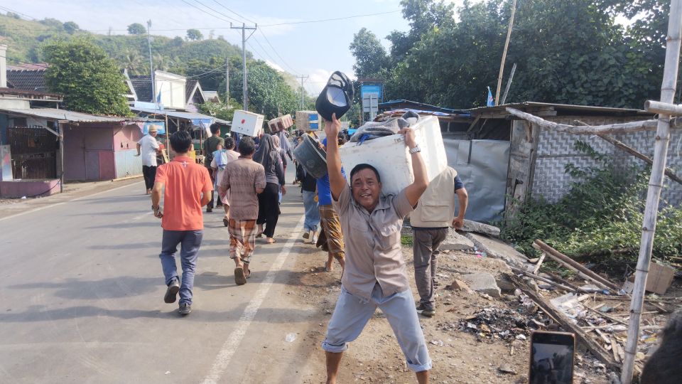 Puluhan warga Dusun Awang, Desa Mertak, Kecamatan Pujut berlarian menghindari pesisir pantai yang diterjang tsunami, Jumat (26/4).
