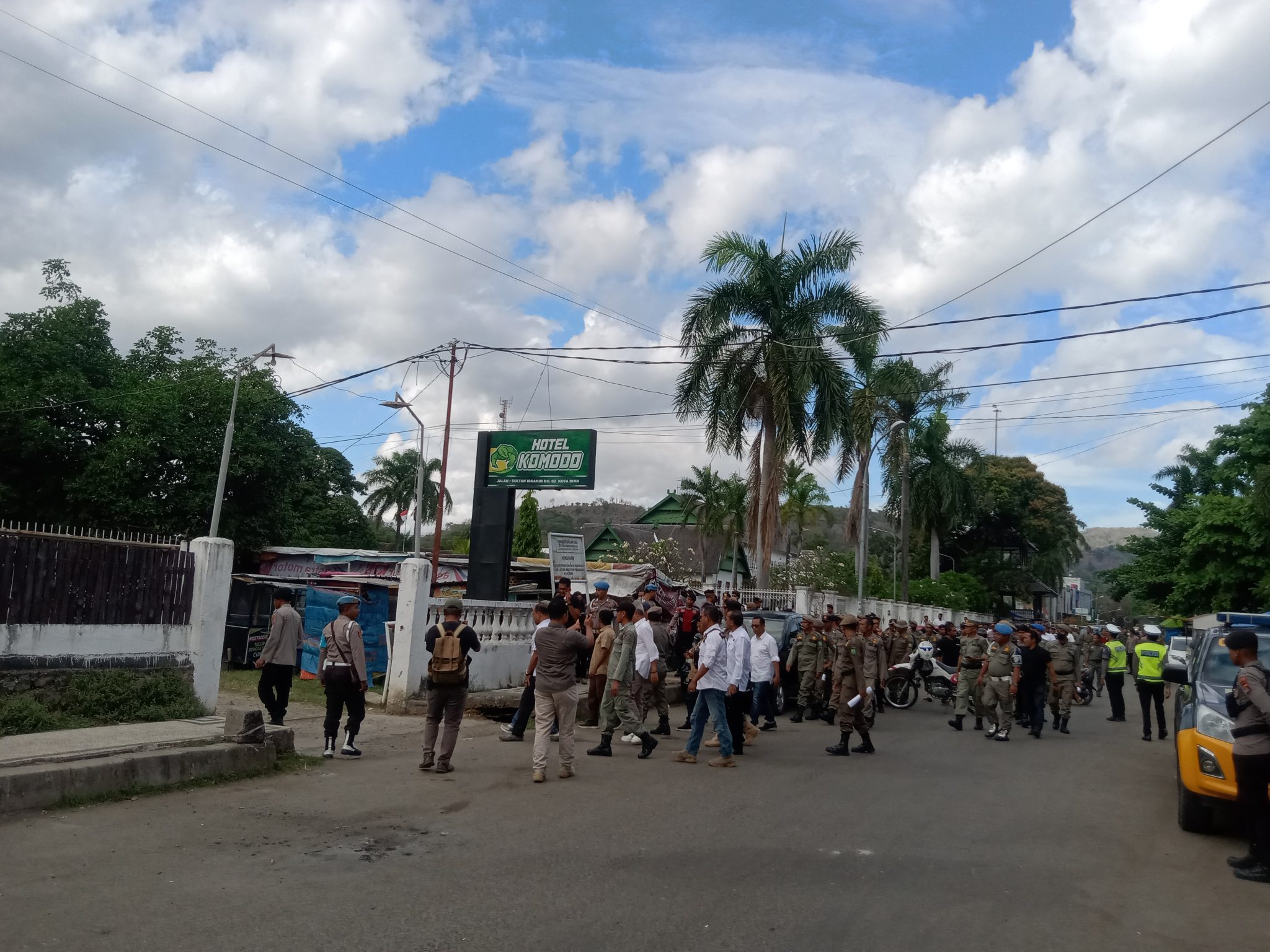 BERLANJUT GUGATAN: Anggota Satpol PP Kabupaten Bima dan kepolisian hendak mengosongkan Hotel Komodo yang berlokasi di Kota Bima, 12 Juli 2023.