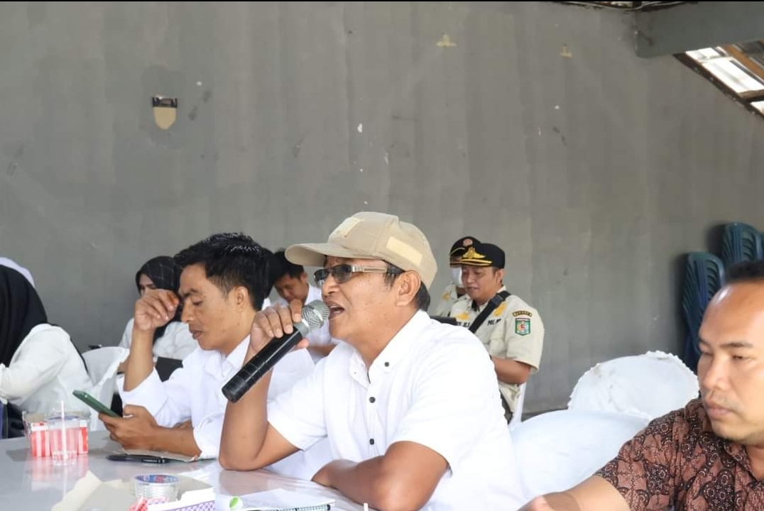 SAMPAIKAN: Seorang perwakilan OPD saat menyampaikan perkembangan penggunaan aduan masyarakat berbasis teknologi di Gangga, beberapa hari lalu.