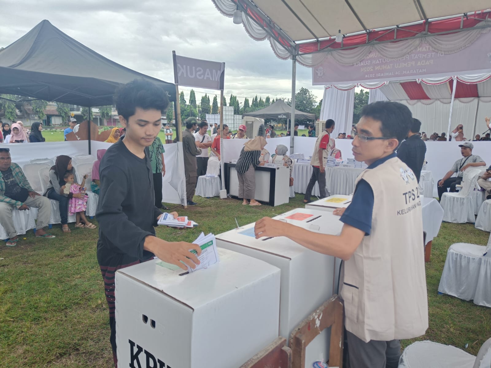 SIMULASI: Seorang pemilih Gen Z tengah memasukan surat suara pemilihan untuk Pemilu 2024 lalu.