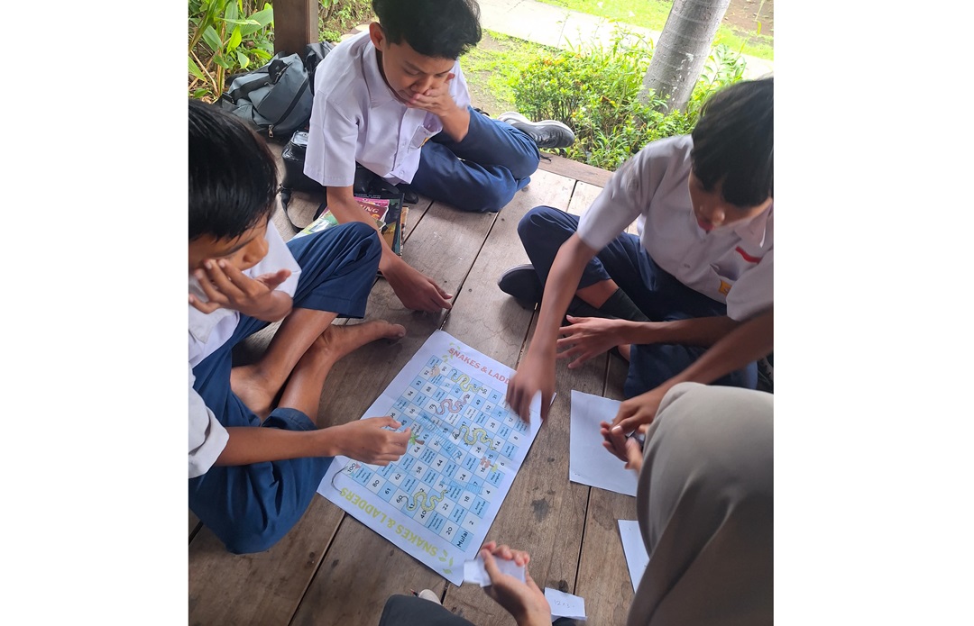 ULTRASI: Sejumlah siswa SMPN 11 Mataram belajar Matematika dengan permainan ular tangga numerasi (Ultrasi) di berugak sekolah setempat, beberapa hari lalu.
