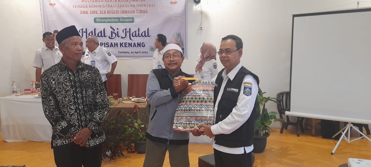 TALI ASIH: Kepala Dikbud NTB H Aidy Furqan (kanan) menyerahkan tali asih kepada fungsional perencana purna tugas pada acara halalbihalal diadakan MKTAS Lotim di Tetebatu, Lombok Timur, (24/4) lalu.