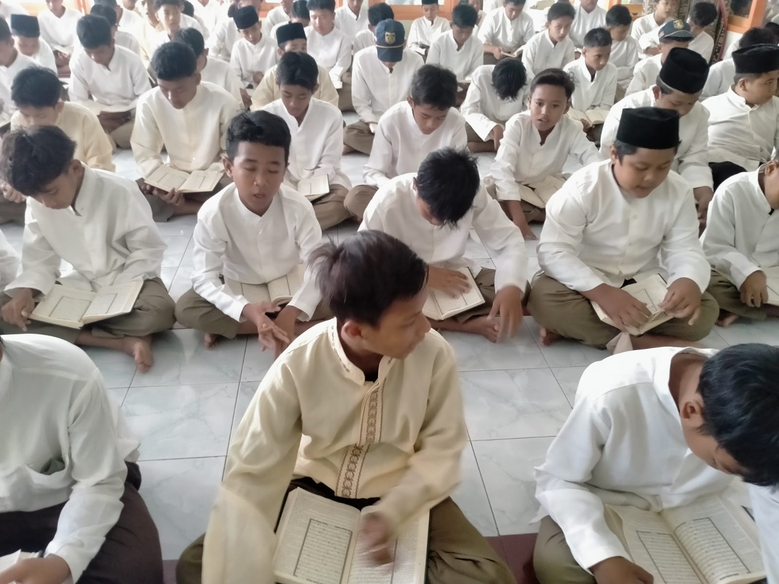 LITERASI ALQURAN: Siswa SMPN 17 Mataram membaca Alquran di sekolah setempat, belum lama ini.