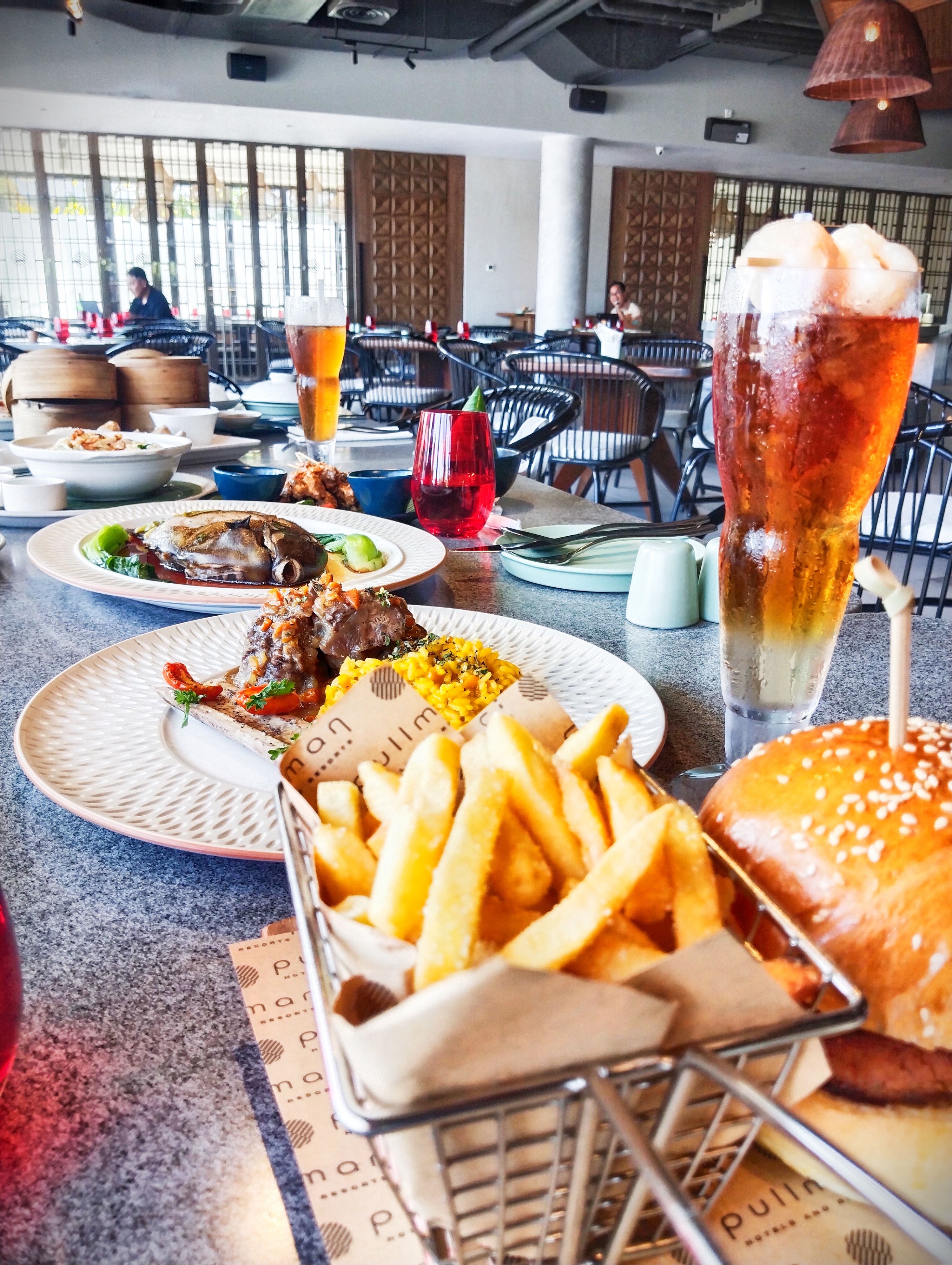 Inilah tampilan aneka hidangan baru yang disajikan pada Aer Restaurant, Pullman Lombok Merujani Mandalika Beach Resort, Jumat (26/4).