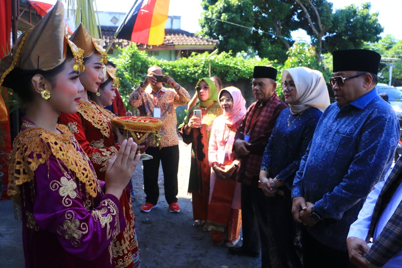 Pj Gubernur NTB Lalu Gita Ariadi didampingi Senator DPD RI Evi Apita Maya disambut dengan tradisi khas Minangkabau, di acara Halalbihalal yang digelar IKBK NTB, di Mataram, Minggu (28/4).