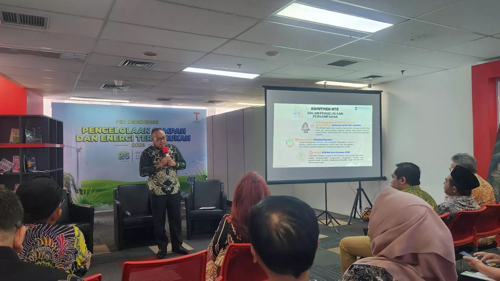 Pj Gubernur NTB HL Gita Ariadi saat menjelaskan komitmen Pemprov NTB mengelola sampah dalam kegiatan FGD di Jakarta.