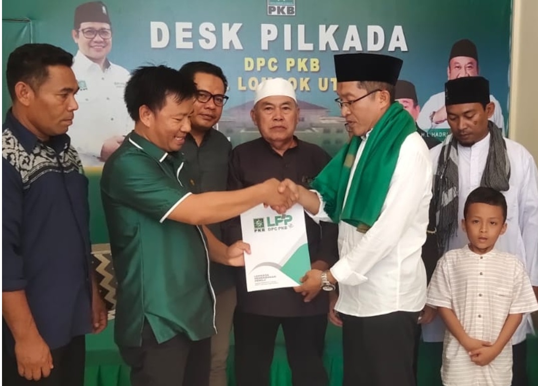 DAFTAR: TGH L Muchsin Muhtar Efendi (kanan) saat mendaftarkan diri sebagai balon bupati di deks Pilkada DPC PKB KLU, kemarin (28/4).