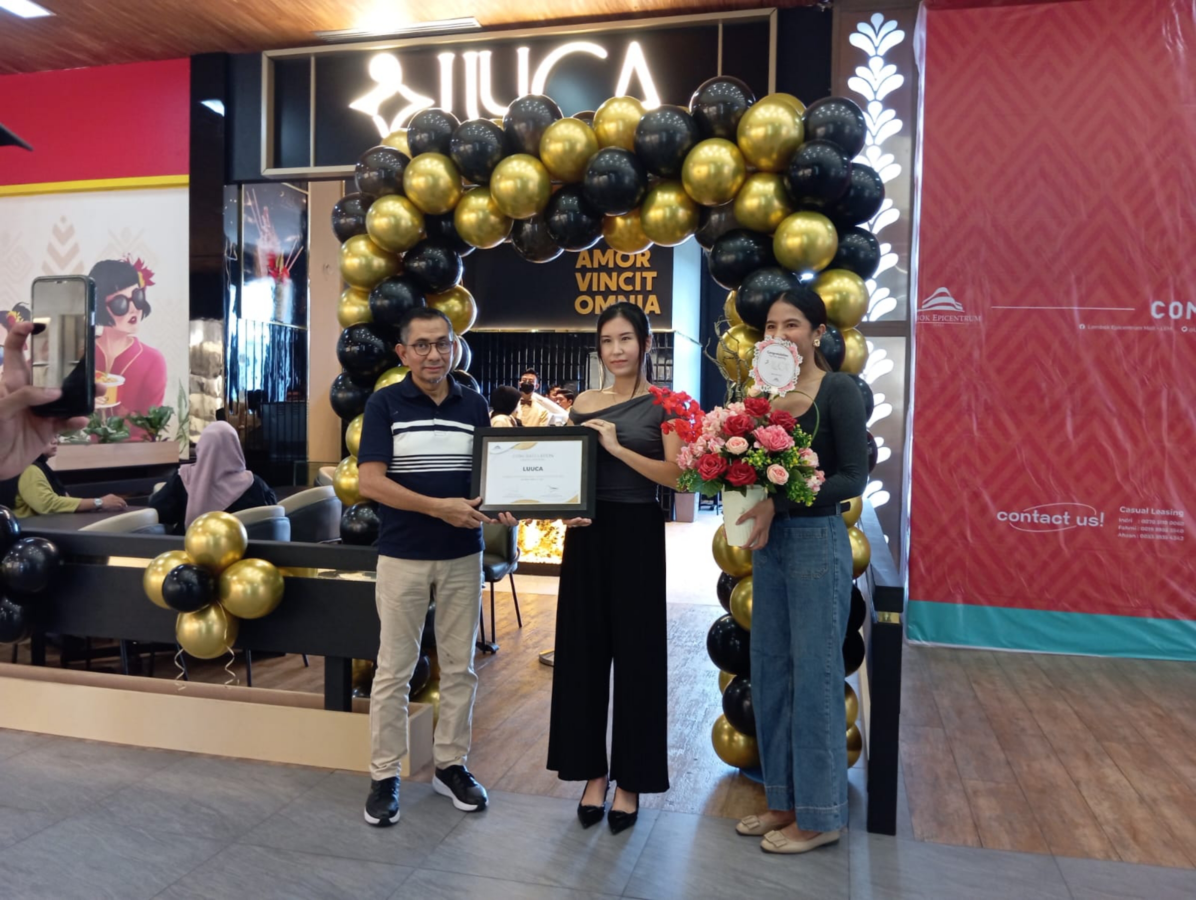 OPENING: General Manajer LEM Salim Abdad (kiri) saat melakukan grand opening gerai es krim Luuca di ground floor Lombok Epicentrum Mall (LEM), Sabtu (27/4).