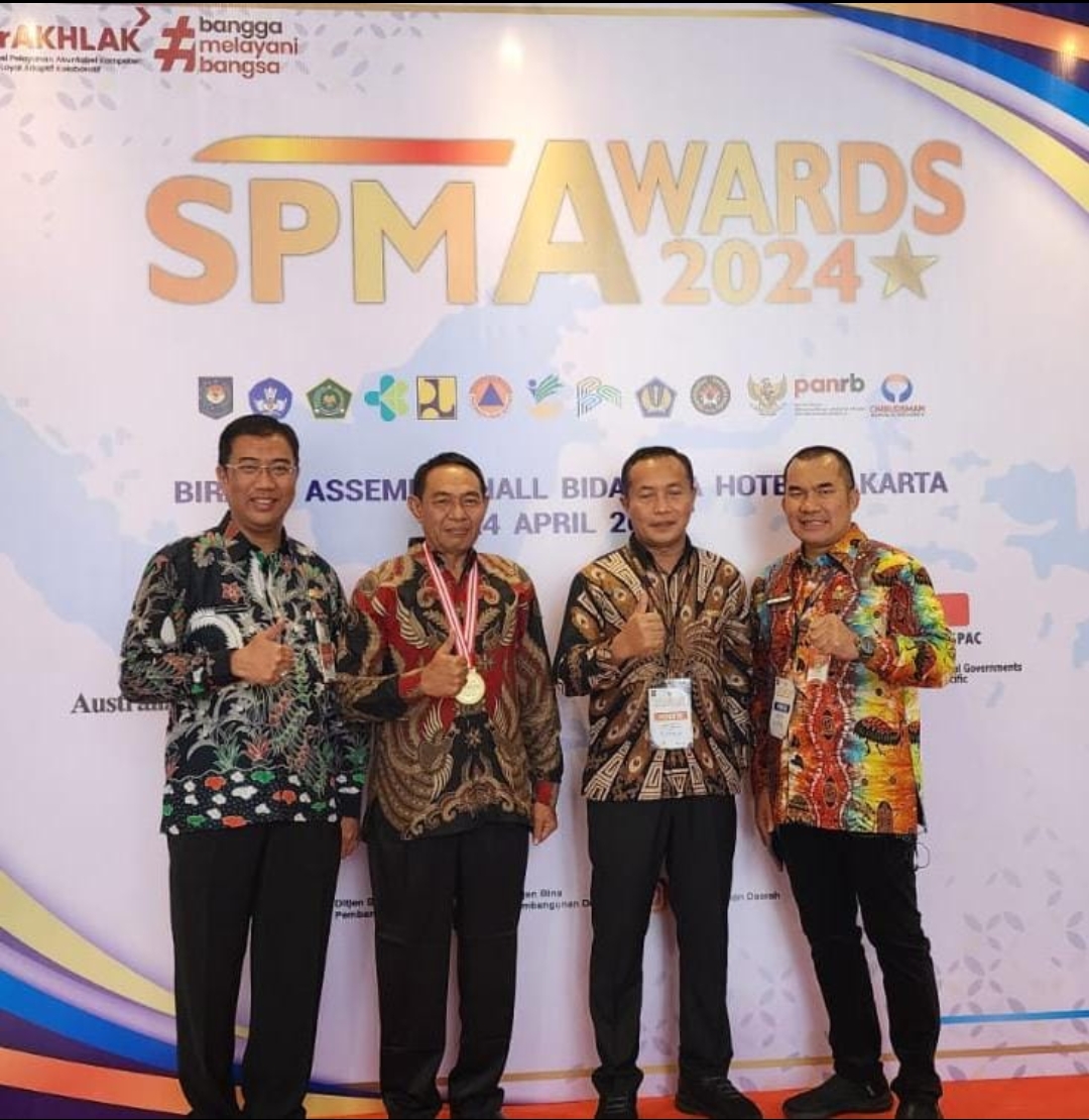 PENGHARGAAN: Asisten I Pemkab Sumbawa Irawan Subekti dan dan Kabag Tatapem Pemkab Sumbawa Budi Santoso berfoto bersama usai menerima penghargaan di Jakarta, pekan lalu.