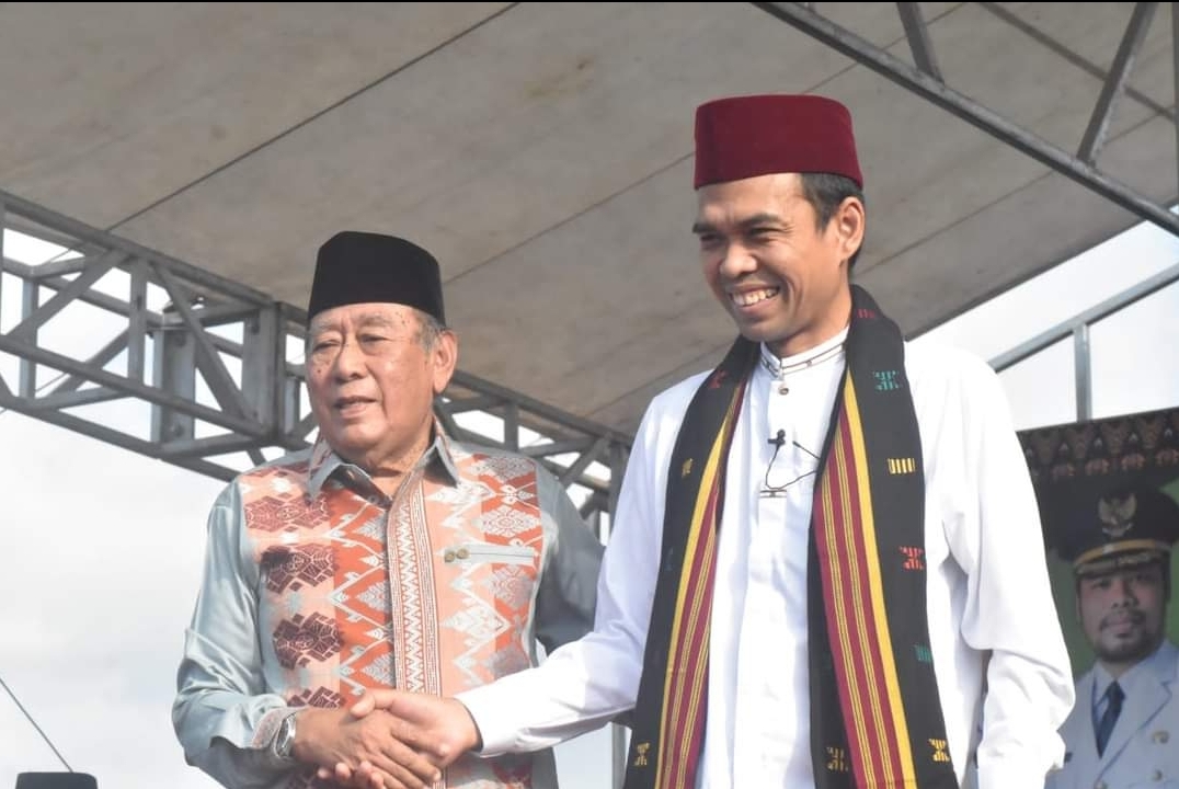 SAMBUT HANGAT: Bupati Lombok Utara Djohan Sjamsu (kiri) menyambut baik kedatangan UAS di Lapangan Umum Kayangan, akhir pekan lalu.