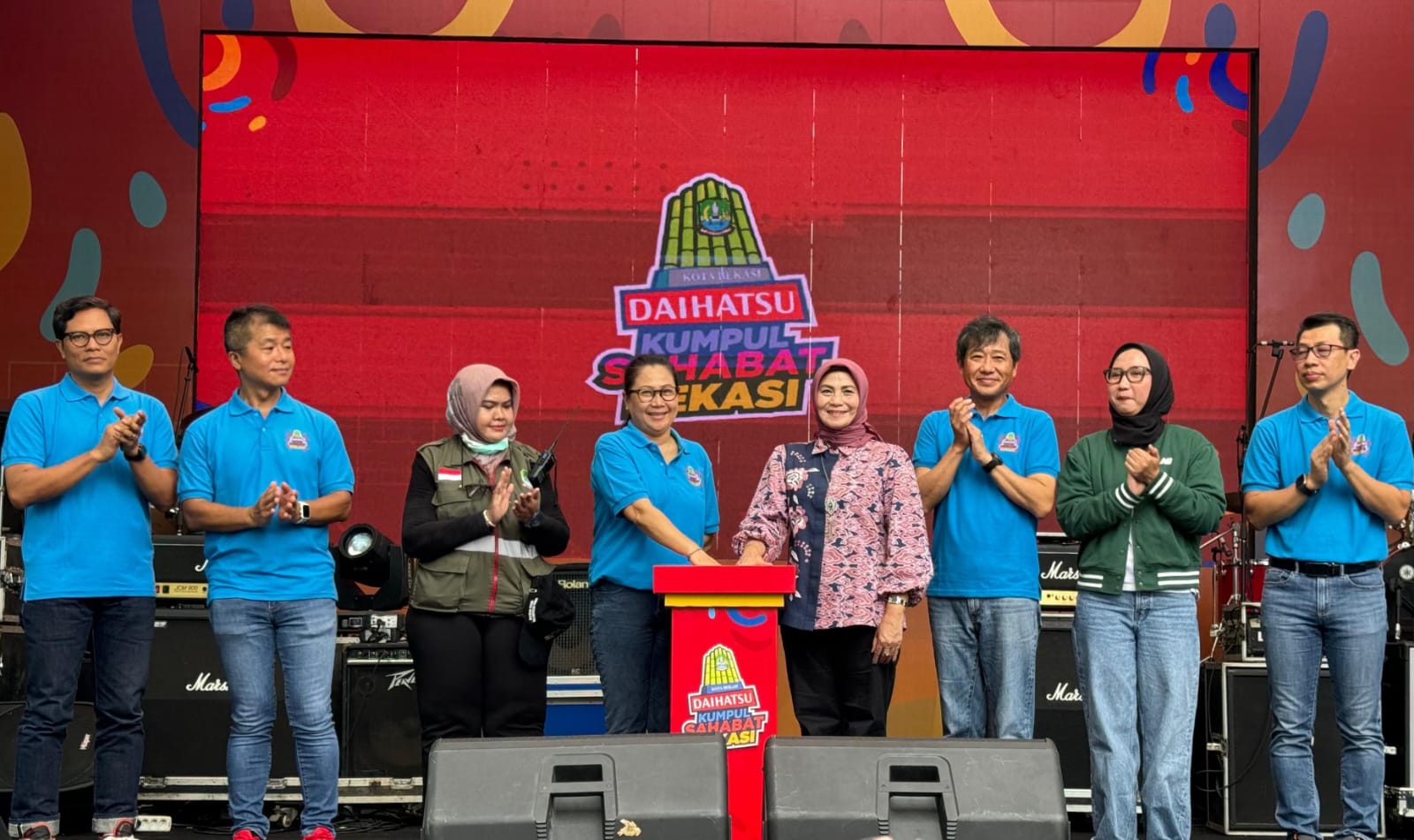 SAMBUNG SILATURAHMI: Acara Daihatsu Kumpul Sahabat yang digelar, Minggu (28/4) di area Bundara Tarian Langit Harapan Indah, Bekasi, Jawa Barat diramaikan ribuan pengunjung.