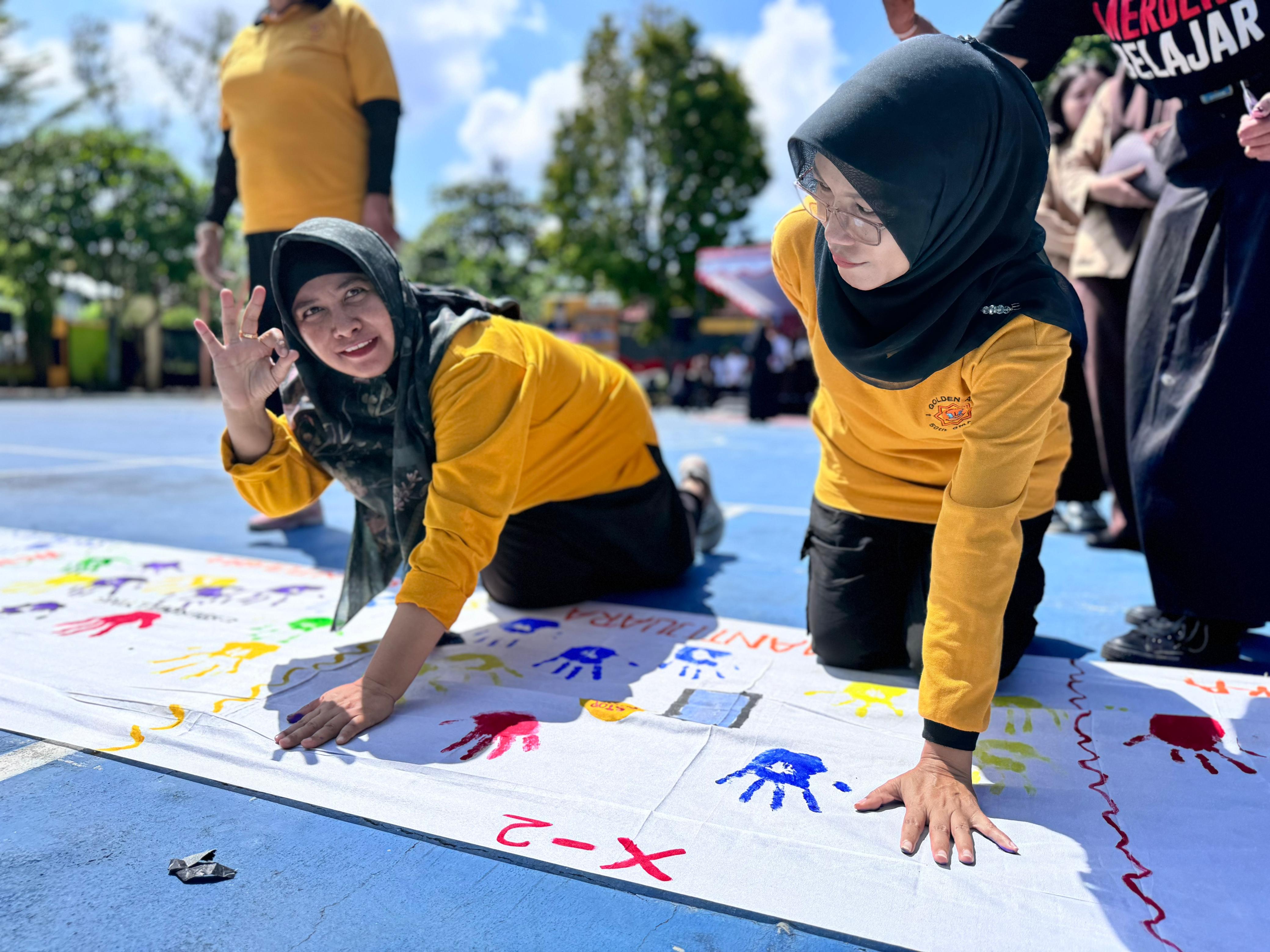 ANTI BULLYING: Plt Kepala SMAN 3 Mataram Yuspita Martiningrum menandatangani deklarasi anti bullying di sekolah setempat, Sabtu (27/4) lalu.