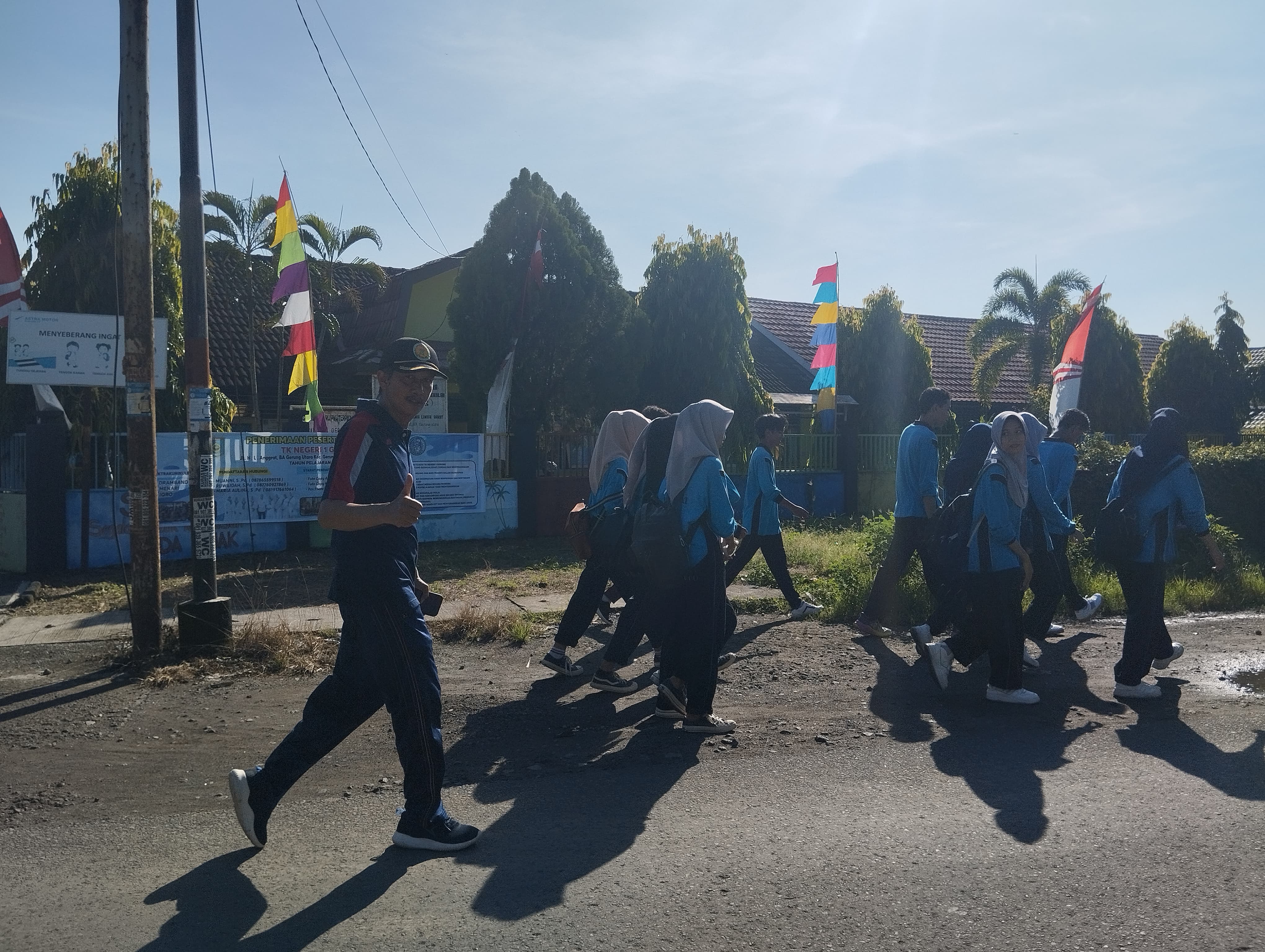 SABTU SEHAT: Kepala MAN Lobar H Abdul Azis Faradi bersama guru, pegawai, dan siswa mengikuti jalan sehat, Sabtu (27/4) lalu.