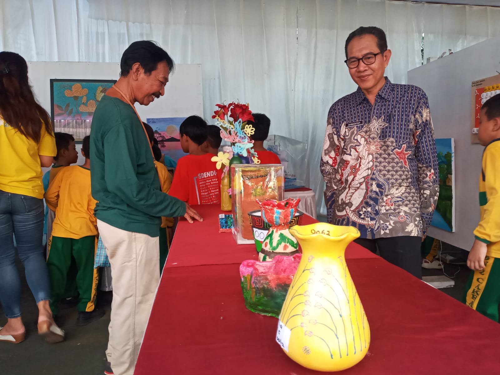 PAMERAN: Kepala SDN 2 Cakranegara Ahmadiyah melihat kerajinan karya murid pada pameran di sekolah setempat, Sabtu (27/4) lalu.